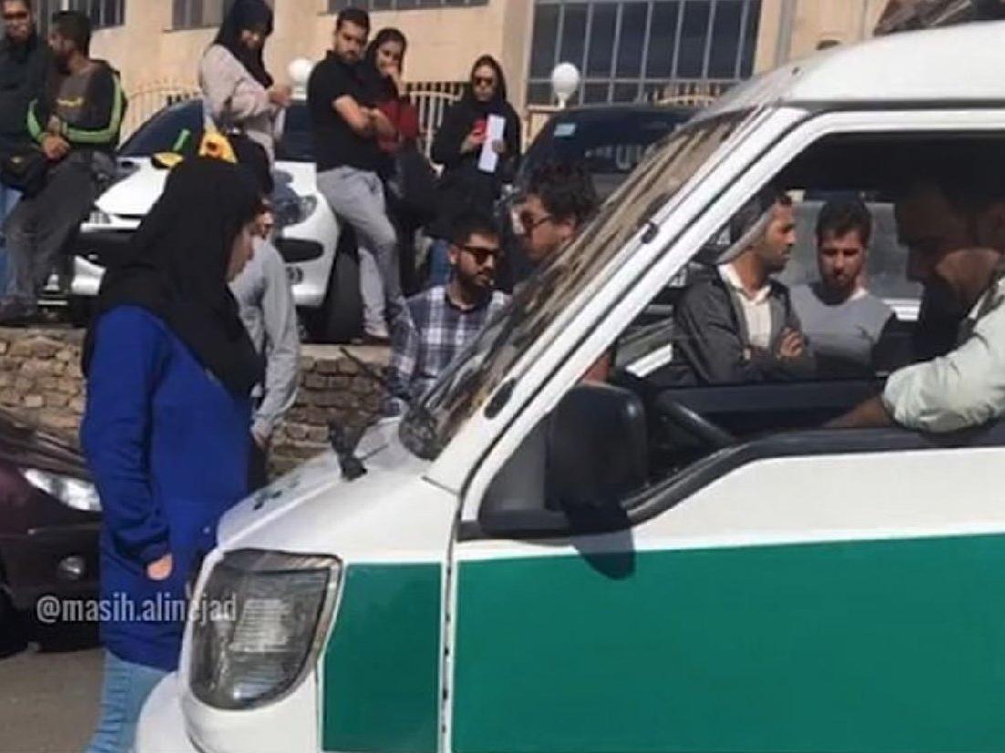 İran'da kan donduran görüntü: Zorunlu başörtüsü yasasını protesto eden kadını sürüklediler