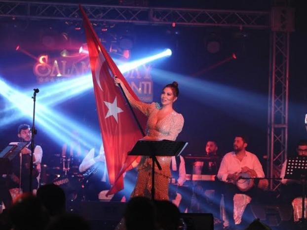 Ebru Yaşar, Cumhuriyet Bayramı'nı sahnede kutladı