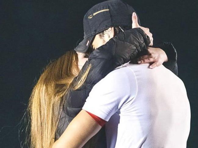 Enrique Iglesias, Ukrayna'daki konserinde bir hayranını öpücüklere boğdu