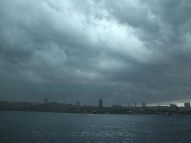İstanbul yağmura teslim! İşte Meteoroloji'nin hava durumu tahminleri...