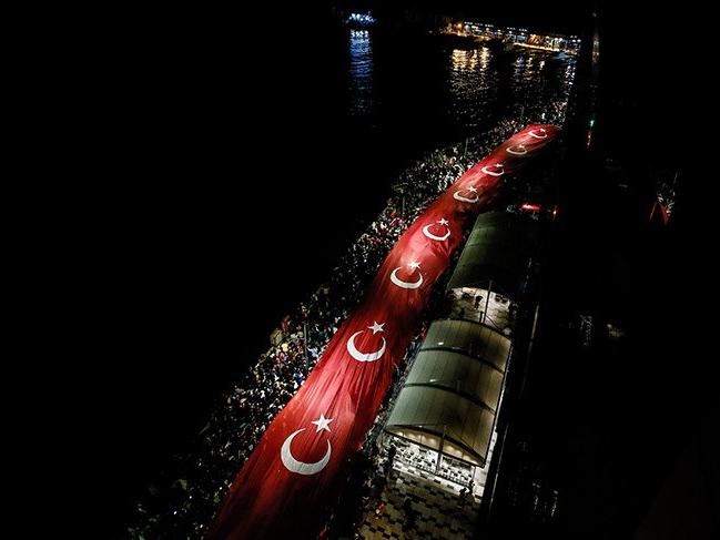 İzmir'de 29 Ekim kutlamasında 350 metrelik dev bayrak açıldı