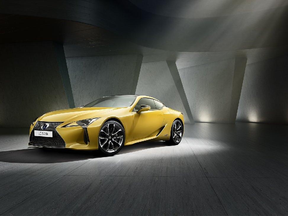 Lexus yeniliklerini Paris Otomobil Fuarı'nda sergiledi