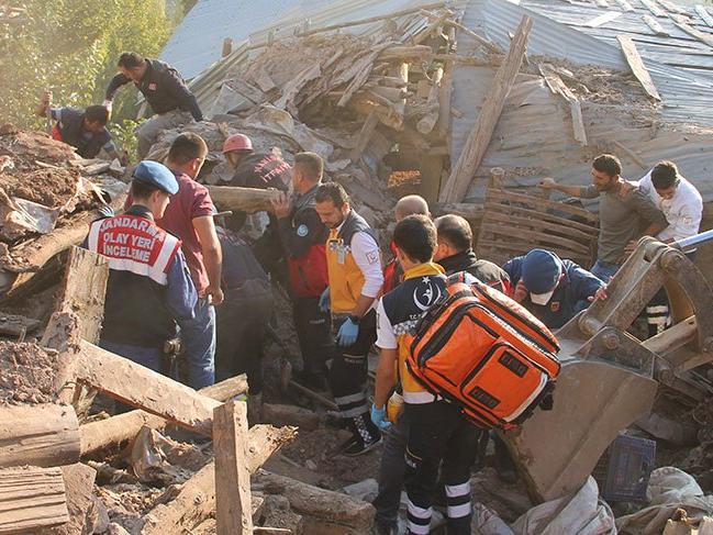 Manisa'da ev çöktü: 1 ölü