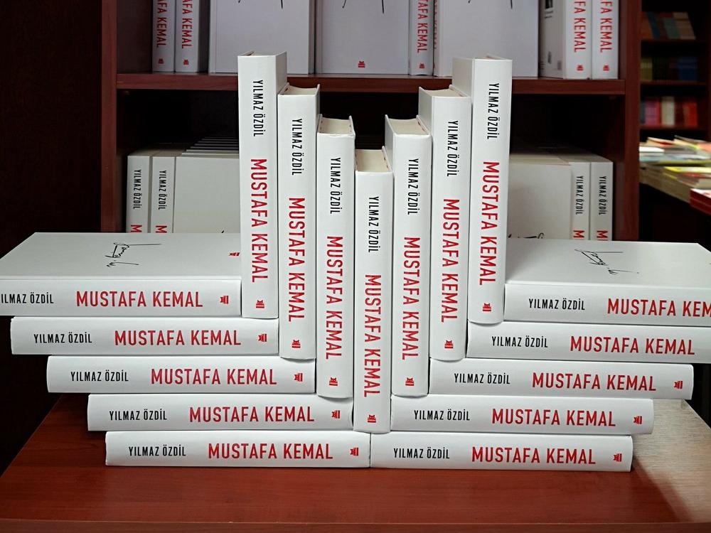Yılmaz Özdil'in kitabı 'Mustafa Kemal' Azerbaycan Türkçesi ve Rusça'da