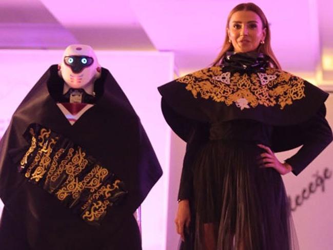 Özge Ulusoy Tekstil Zirvesi'nde robotlarla yürüdü