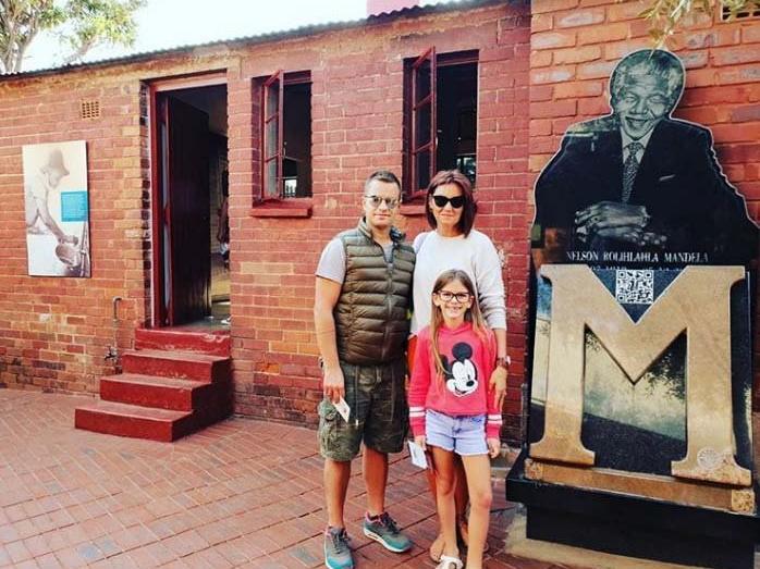 Pınar Altuğ ailesi ile safaride
