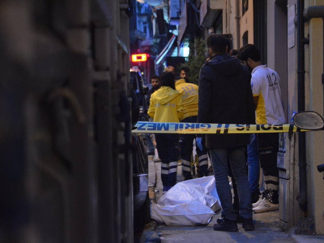 Beyoğlu'nda bir kişi kaldırımda ölü bulundu