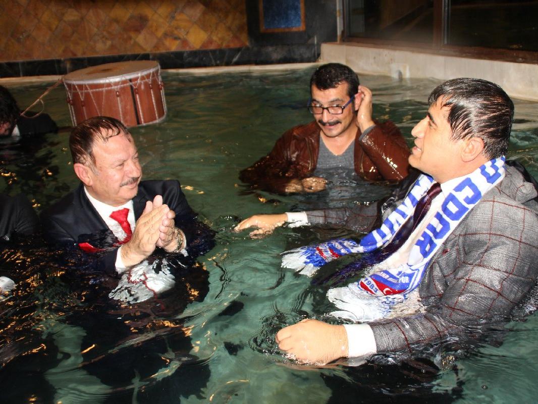 AKP'li 'havuzcu başkan': Olumlu tepkiler aldım