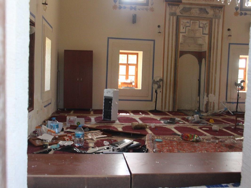 Tarihi camiye zarar verdi