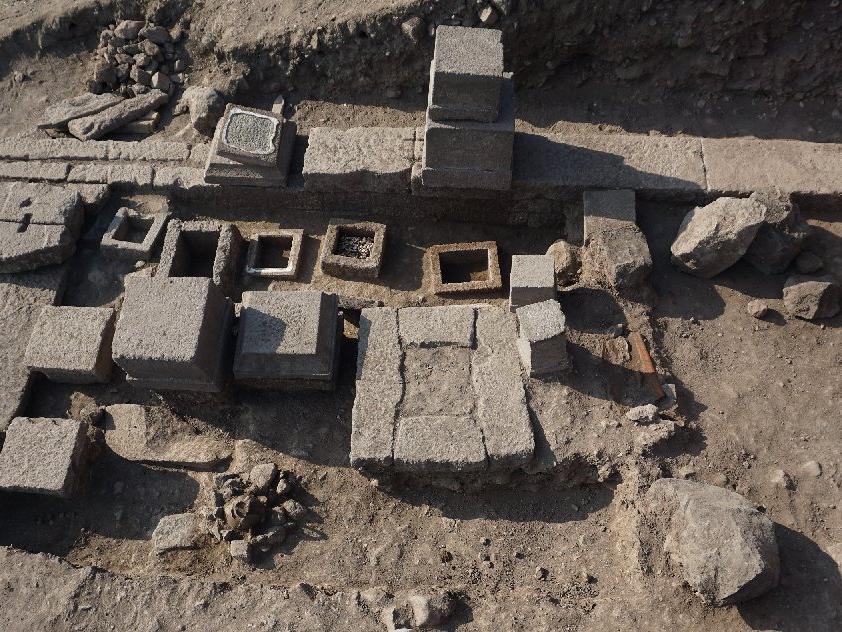 Assos'ta 2 bin 300 yıllık aile mezarlığı bulundu