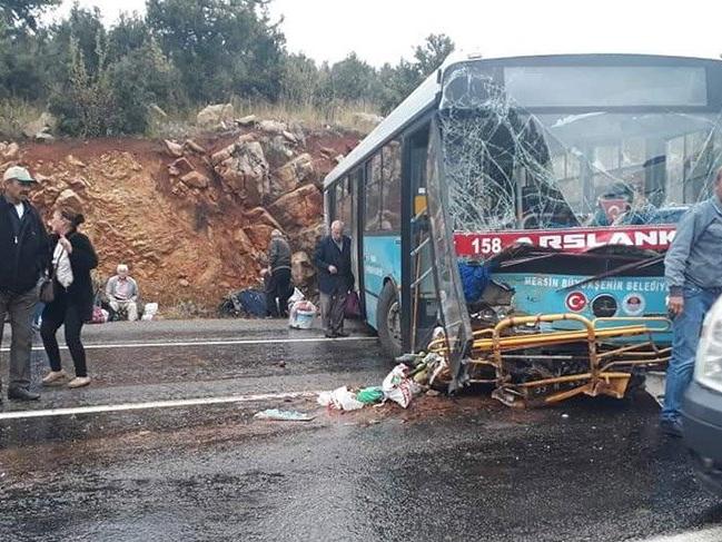 Belediye otobüsü yoldan çıkarak kayalıklara çarptı: 20 yaralı