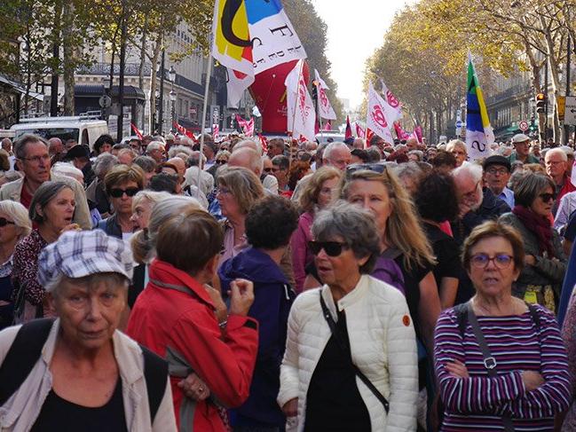 Fransa'da emekliler sokaklara çıktı