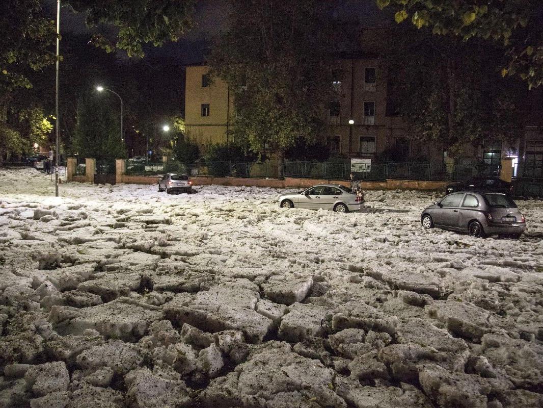 İtalya bir gecede bembeyaz oldu: Şehir karlar içinde kaldı