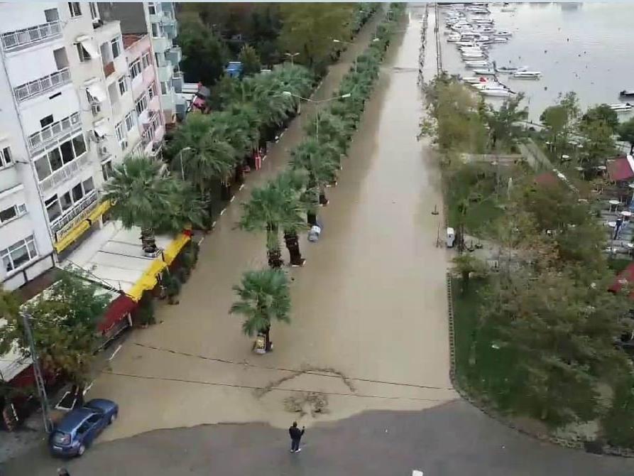 Silivri'de yoğun yağış sahil yolunu sular altında bıraktı!