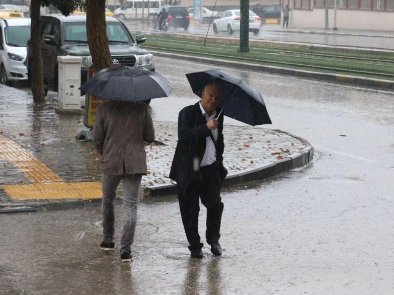 Meteoroloji'den hava durumu açıklaması: İstanbul'a ve çok sayıda ilimize sağanak yağış uyarısı!