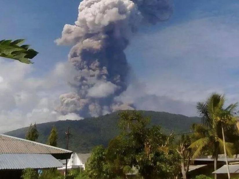 Endonezya kabustan uyanamıyor: Deprem ve tsunamiden sonra şimdi de yanardağ patladı