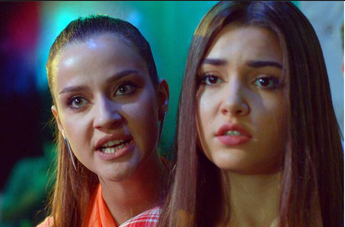 İrem Helvacıoğlu Güneş'in Kızları dizisinde zengin ve şımarık bir kızı canlandırıyordu (solda) Yanındaki de rol arkadaşı Hande Erçel (sağda)