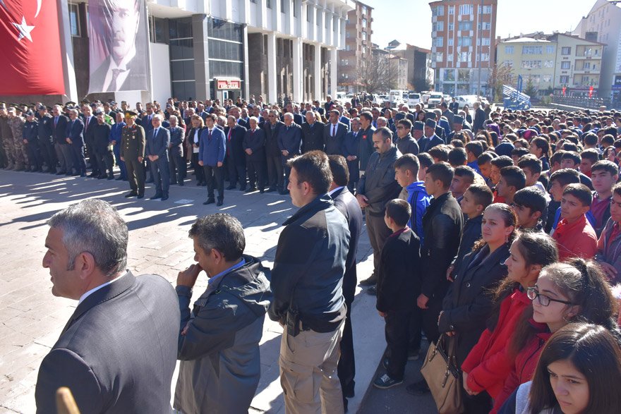 Kars'ın düşman işgalinden kurtuluşunun 98. yıl dönümü, Valilik önünde düzenlenen törenle kutlandı. Fotoğraf: AA