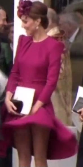 Kate Middleton'ın, cuma günü Prenses Eugenie'nin düğününde rüzgardan eteğinin açılması gündeme oturdu.