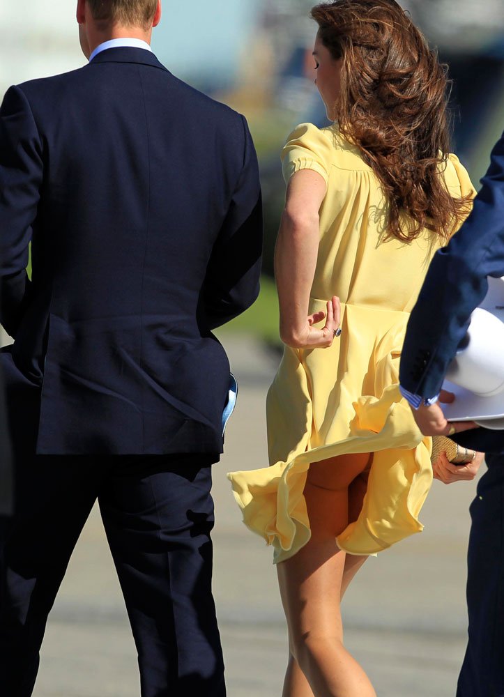 Middleton'ın havalanında kalçalarının görünmesi Kraliçe'yi oldukça rahatsız etmiş ve mini giymemesi için uyarılmıştı.