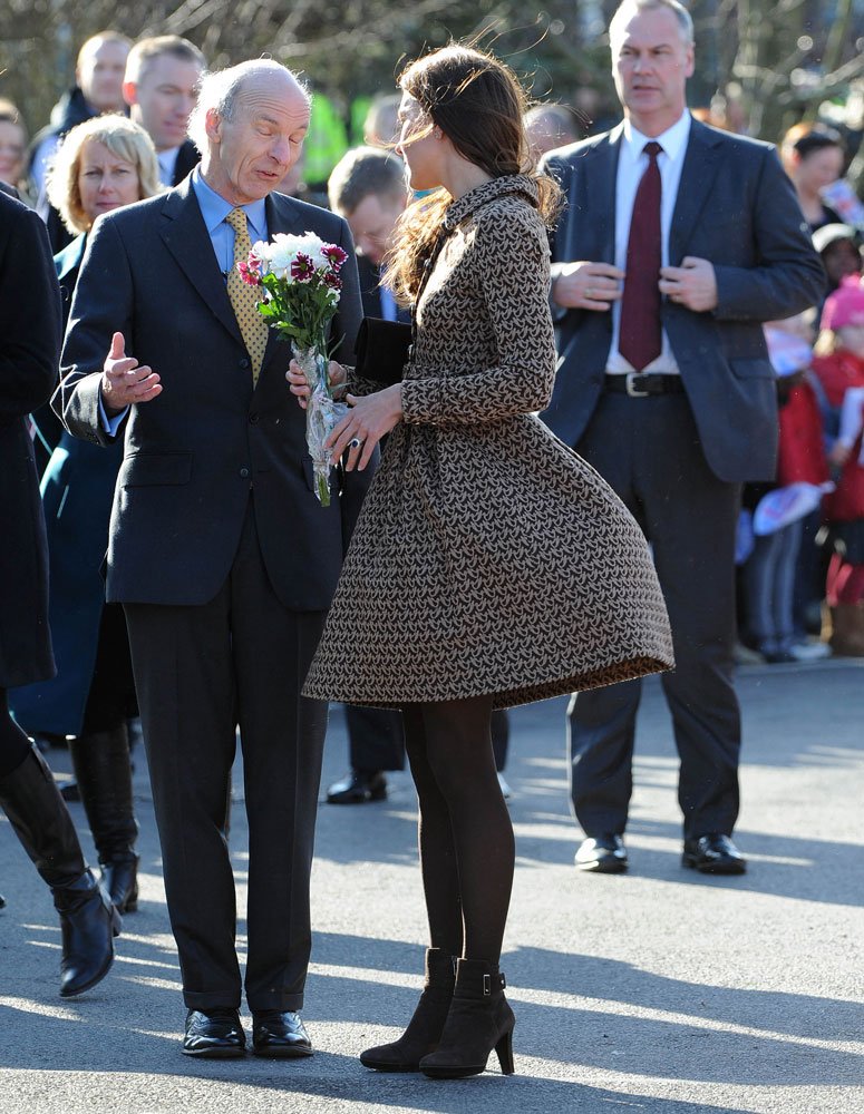 Kate Middleton bir okul ziyaretinde.