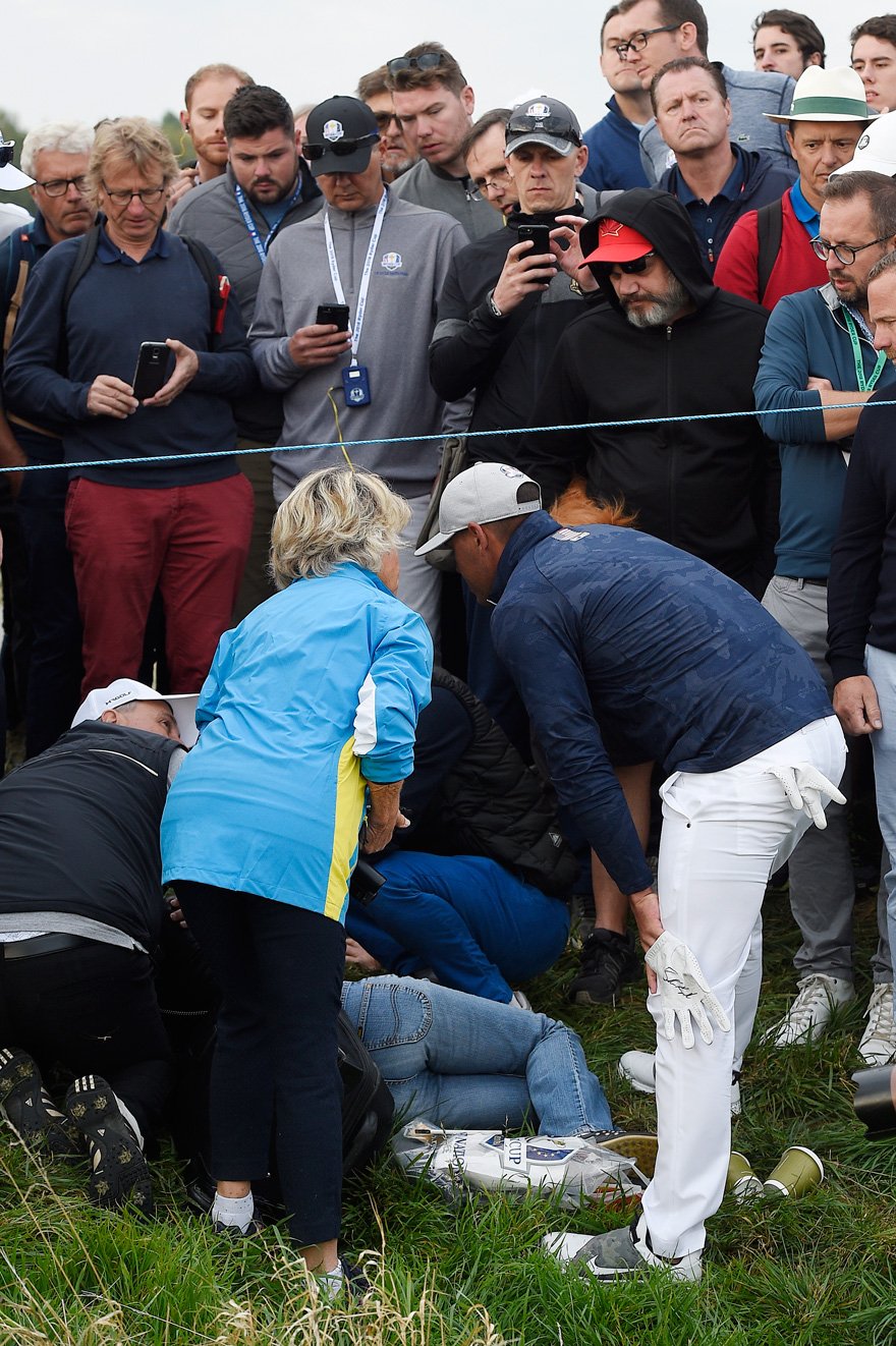 Acılar içinde kıvranan kadının yanına giden golf oyuncusu imzalı bir eldiven vererek özür diledi.
