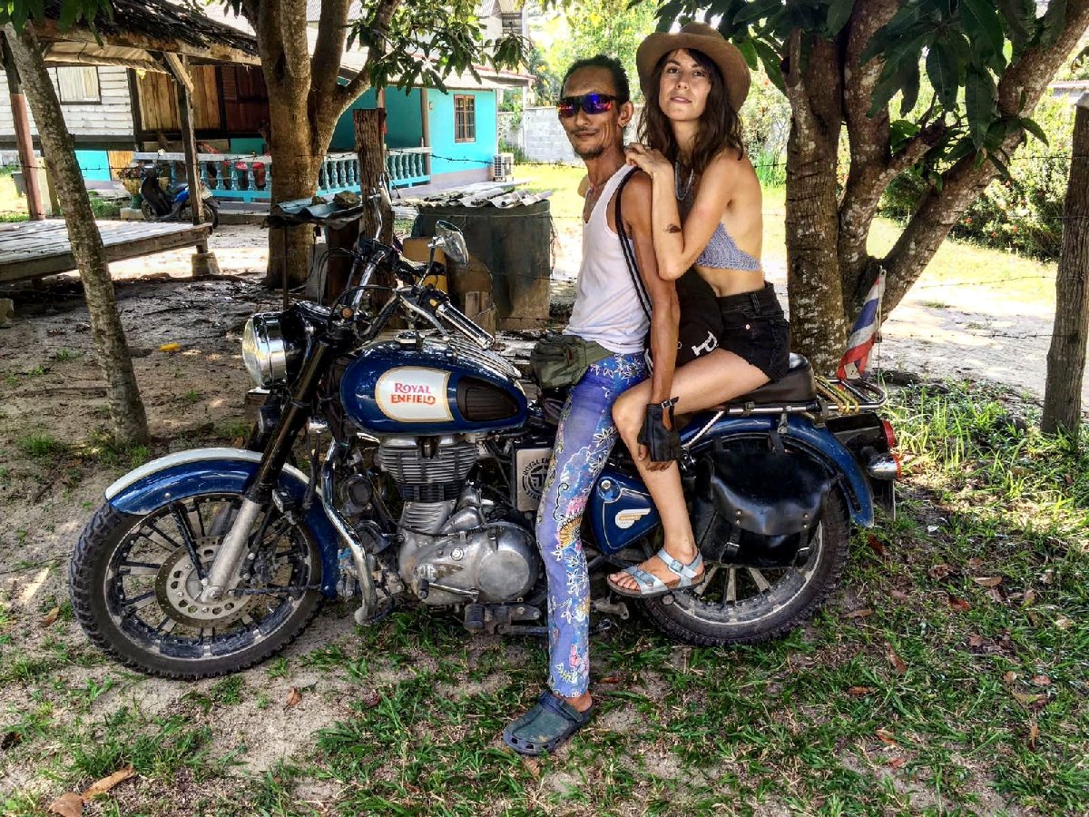 Genç kadınları mağarasına davet eden adam, Facebook'ta motosikletiyle fotoğraflarını da paylaştı.