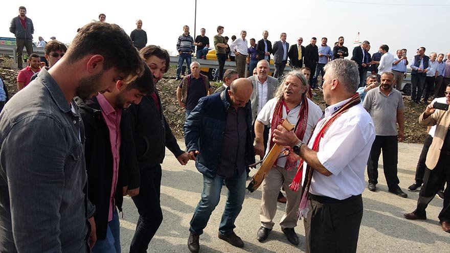 FOTO: DHA- Bir grup taksici, UKOME toplantısı yapıldığı sırada, AKOM'un önünde topland