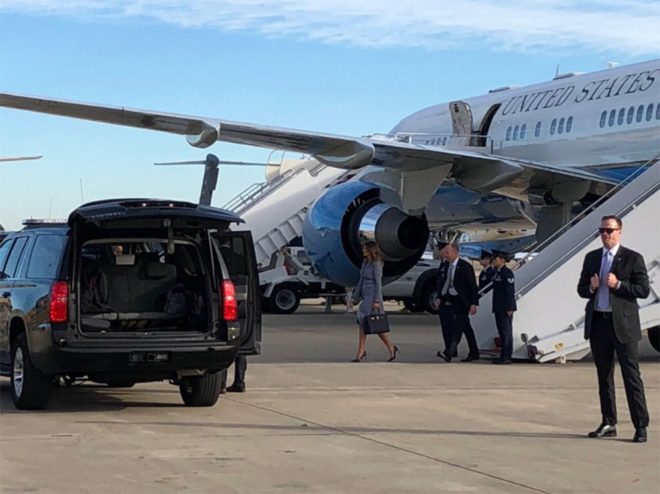 First Lady uçaktan böyle indi.