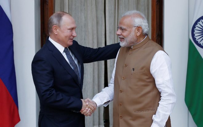Putin ve Modi, Yeni Delhi'de kameraların karşısına geçti.
