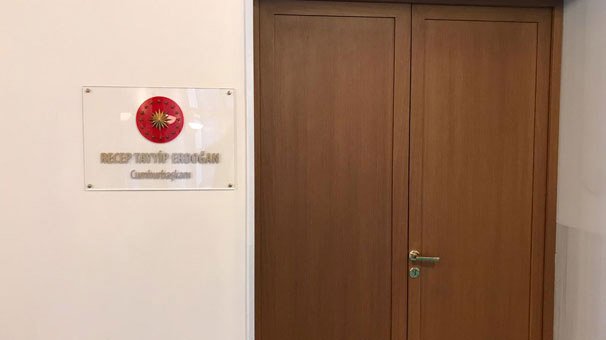 Odanın girişini Cumhurbaşkanı Recep Tayyip Erdoğan'ın adı yazılı bir tabela asıldı. FOTO: Sözcü 