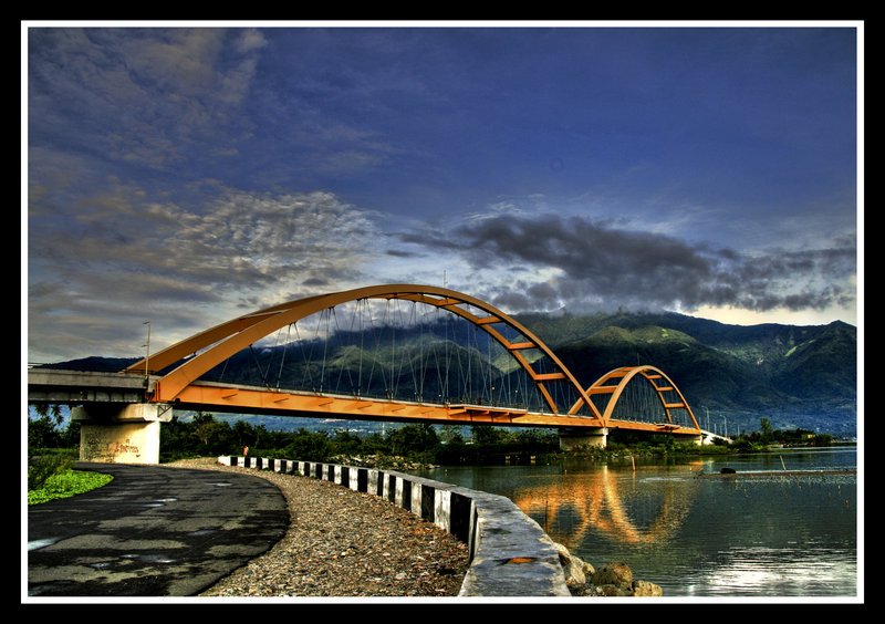 Bölgeye giden turistlerin fotoğrafını sık sık çektiği köprü 300 metre uzunluğundaydı.