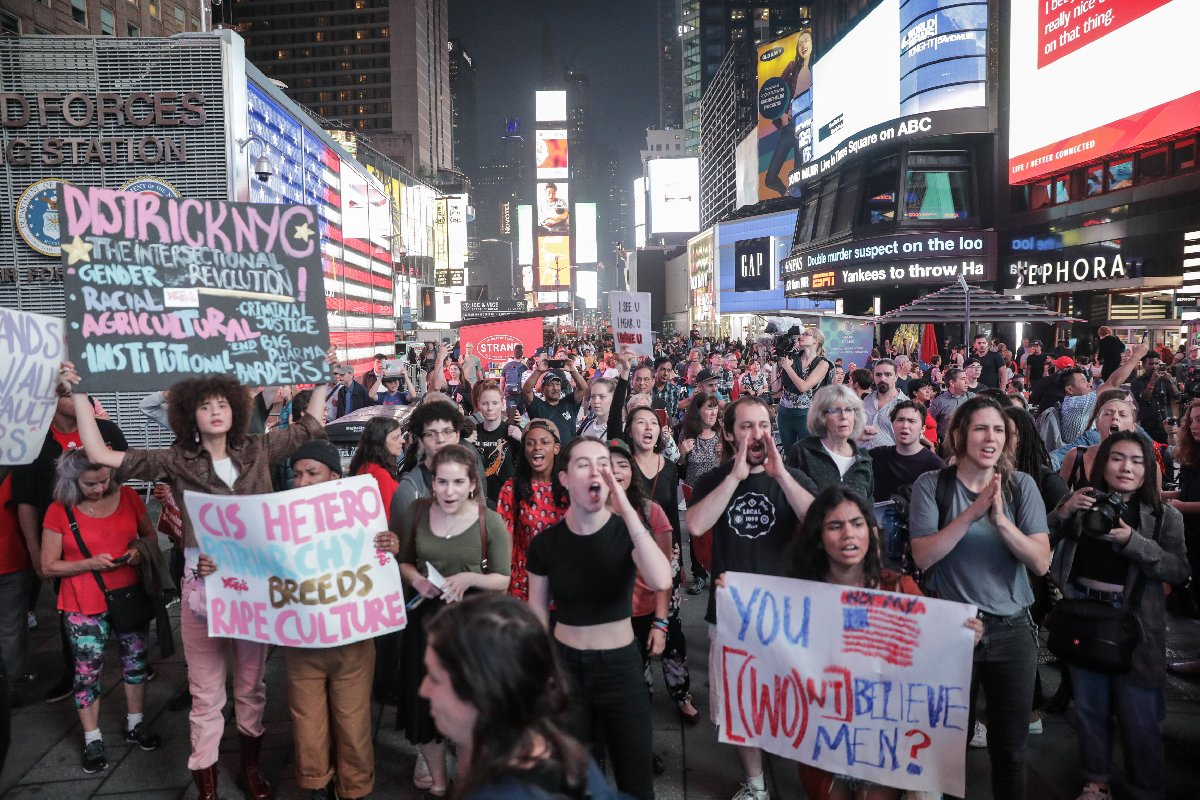 New York'ta da çok sayıda protestocu sokaklara döküldü.