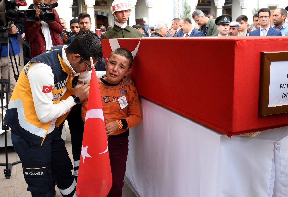 Şehidin yeğeni Batuhan Şengül, elindeki Türk bayrağı ile tören boyunca dayısının tabutunun başından ayrılmadı. AA
