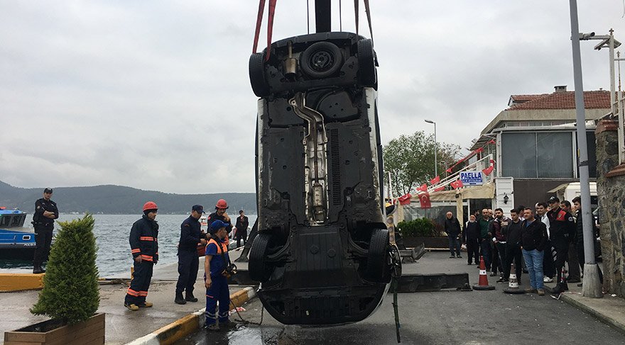 ÇEVREDE GÜVENLİK ÖNLEMİ ALAN EKİPLER, ARACIN ÇIKARTILMASI İÇİN ÇALIŞMA BAŞLATTI. DENİZE DALAN DALGIÇLAR, ARACA HALAT BAĞLADI. EKİPLER UZUN UĞRAŞLAR SONUCUNDA ARACI DENİZDEN ÇIKARTARAK ÇEKİCİYE YÜKLEDİ. FOTOĞRAFLAR:İHA