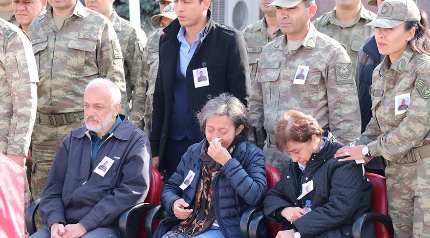 Erzincan'da, vatani görevini yaparken rahatsızlanan ve kaldırıldığı hastanede yaşamını yitiren er Onur Yavuzoğlu'nun naaşı düzenlenen törenin ardından İstanbul'a gönderildi. FOTO:AA