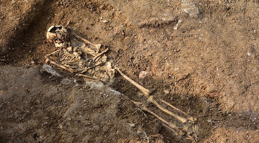 Restorasyon çalışmalarının sürdüğü Haydarpaşa Garı çevresindeki arkeolojik kazılarda 2.000 yıllık olduğu düşünülen duvar ile üzerinde koku kolyesi olan ve 1.000 yaşında olduğu düşünülen bir iskelete rastlandı. FOTO:AA