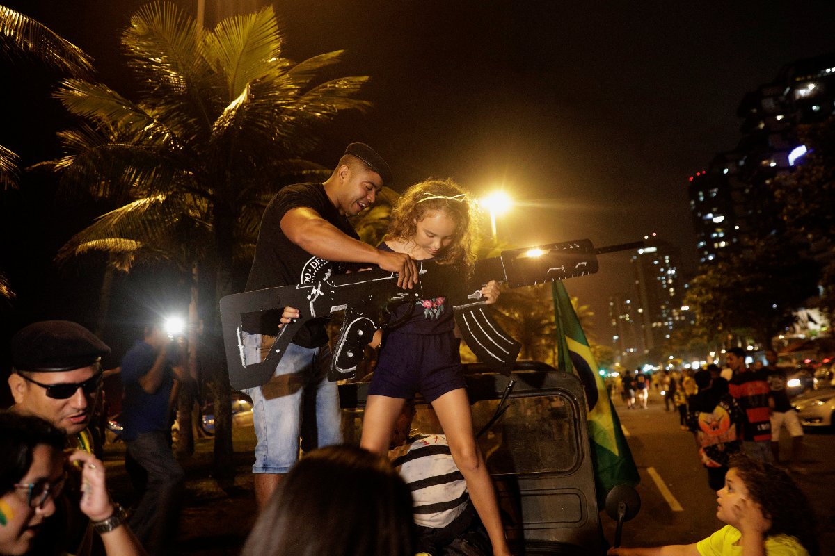 Seçimlerin ardından Bolsonaro'nun destekçileri meydanlara akın etti. Bir çocuğun eline silah maketi verildi.