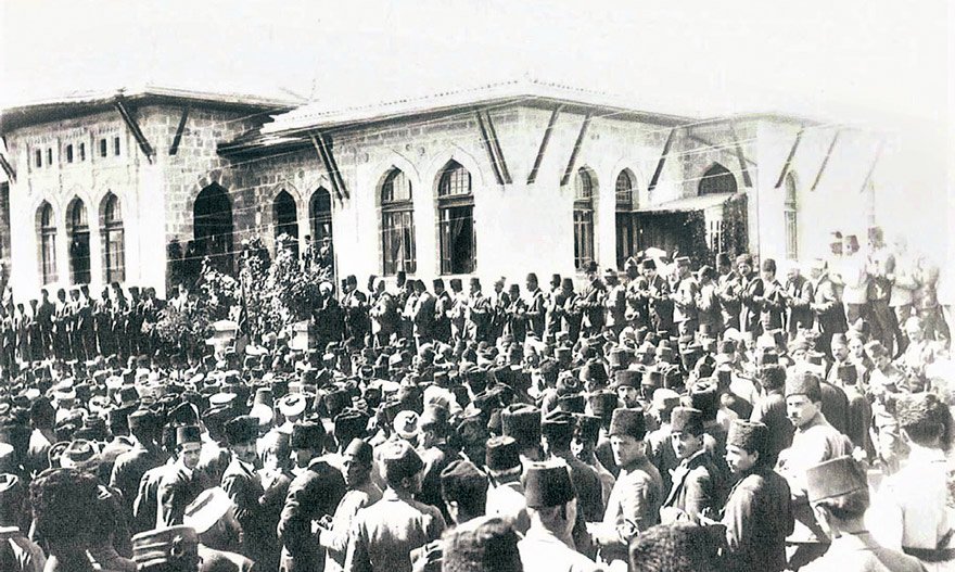 23 Nisan 1920’de Ankara’da açılan TBMM meşrutiyetten cumhuriyete geçişte çok önemli bir rol oynadı. 