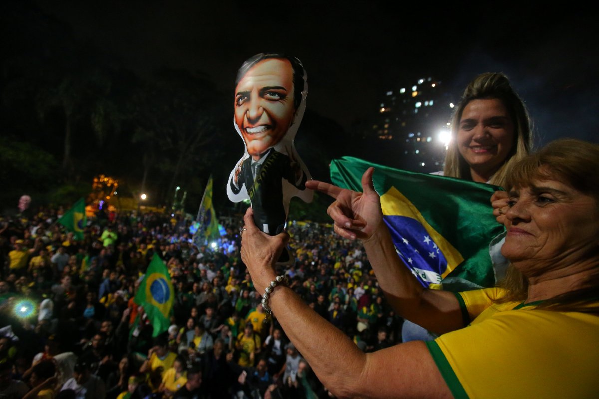 Bolsonaro'nun destekçileri adayın maketleriyle poz verdi.