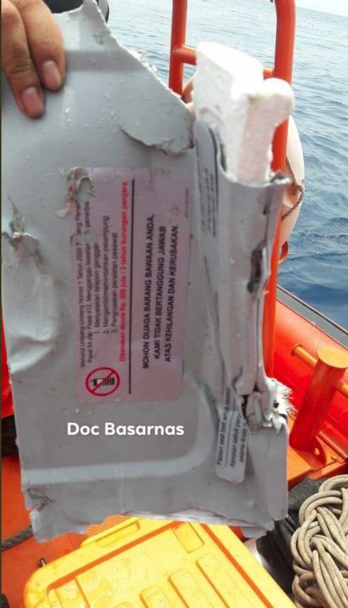Arama kurtarma çalışmaları sırasında denizden uçak içinde kullanılan tepsiler çıktı.
