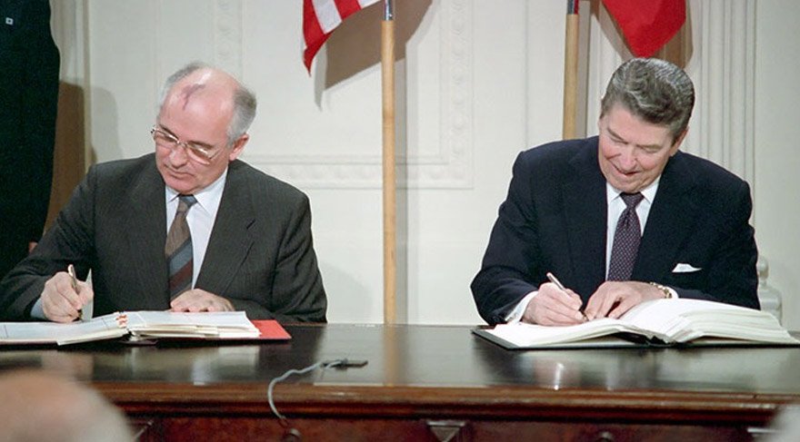 Anlaşma SSCB Genel Sekreteri Gorbaçoc ve ABD Başkanı Reagan arasında imzalanmıştı. Kaynak: Amerikan Başkanlık Kütüphanesi
