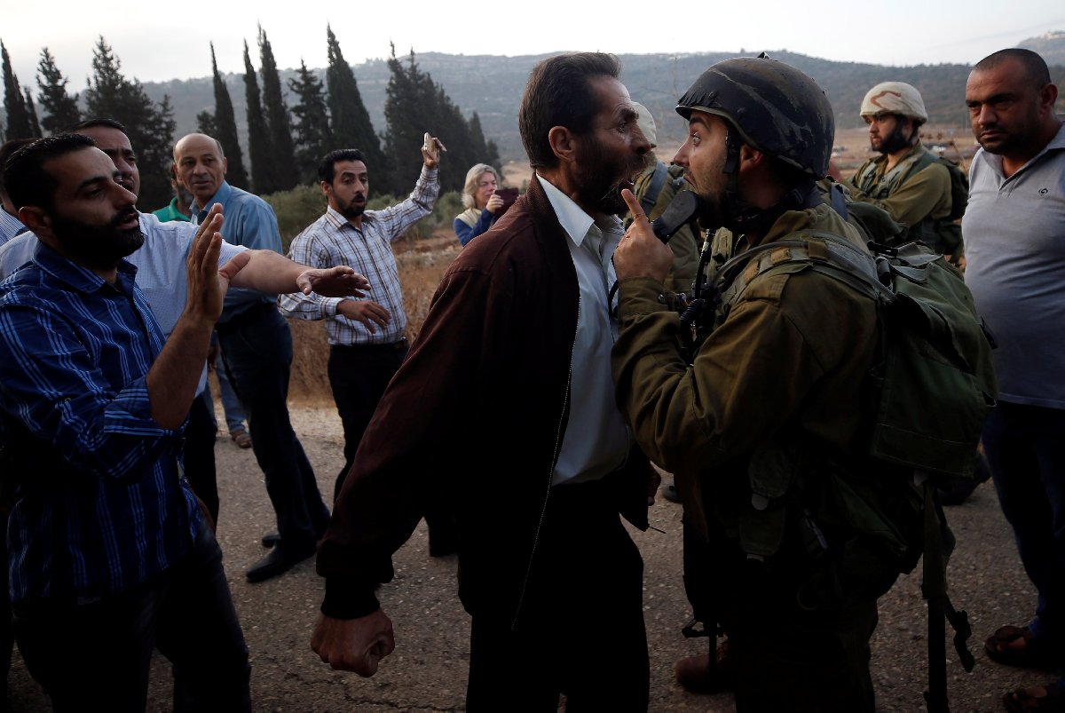 Okulun kapatılmasının ardından bazı veliler İsrail askeriyle kavgaya tutuştu.
