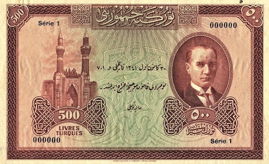 1. emisyon 500 Türk Lirası. Paranın ön yüzünde solda Sivas’teki Gökmedrese, sağda Atatürk var. 