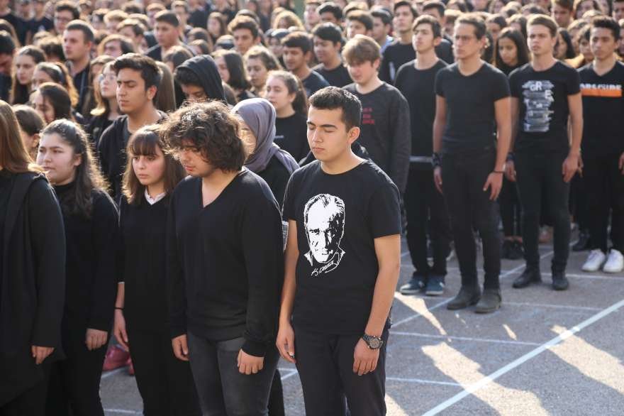 Anadolu Lisesi öğrencileri, Büyük Önder Mustafa Kemal Atatürk'ün ebediyete intikalinin 80. yılı dolayısıyla koreografi hazırladı. Foto: AA