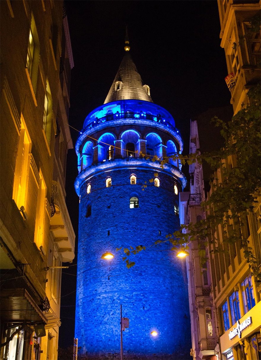 FOTO: İHA/İstanbul'da Köprüler ve Galata Kulesi maviye büründü