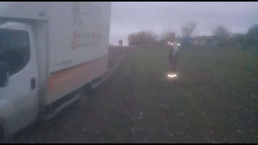 FOTO: DHA - ISTANBUL'DAN TEKIRDAG'IN BIR KOYUNE ESYA GOTUREN MOBILYACILAR, KULLANDIKLARI KAMYONET YOLDA CAMURA SAPLANINCA 2 SAAT MAHSUR KALDILAR