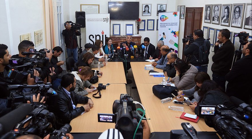 Başkentteki Tunus Ulusal Gazeteciler Sendikası (SNJT) binasında bir araya gelen STK temsilcileri, konuyla ilgili basın toplantısı düzenledi.  FOTOĞRAFLAR:AA
