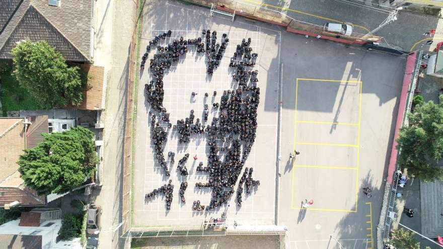 Öğrencilerin yaptığı siluet havadan böyle görüntülendi. Foto: AA