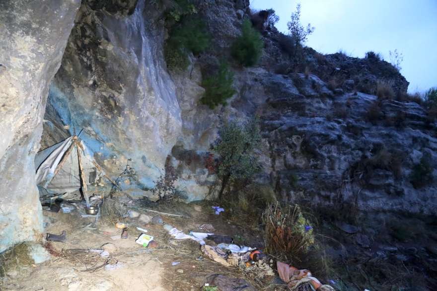 7 ayrı suçtan arananan Abdullah dağ yamacında kendisine yaşam alanı kurmuş